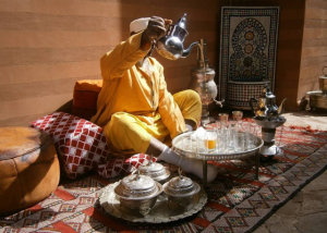 L’Art du Thé au Maroc : Tradition, Rituels et Saveurs