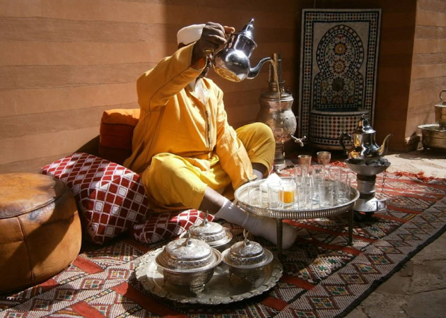 L’Art du Thé au Maroc : Tradition, Rituels et Saveurs