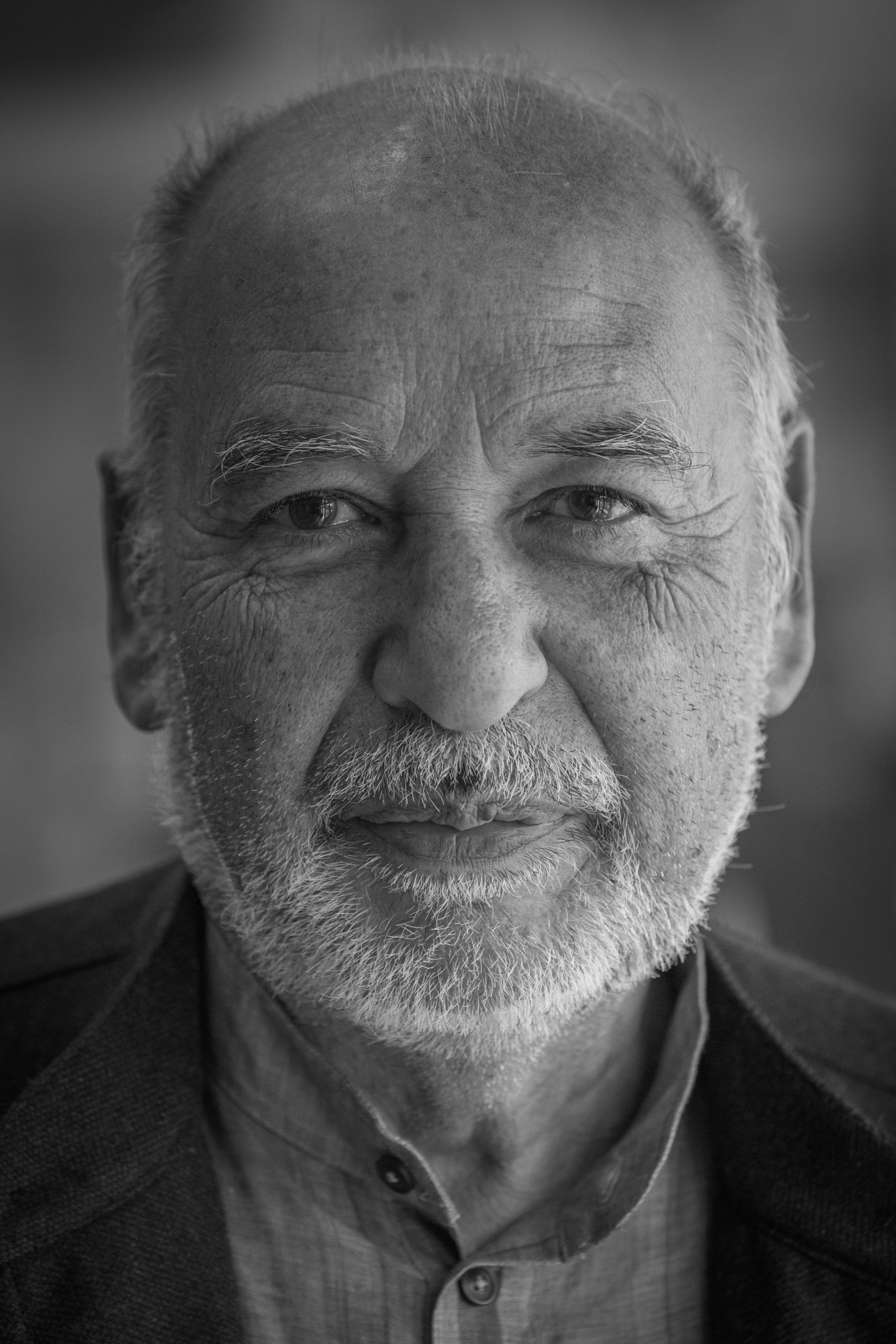Tahar Ben Jelloun : Le Poète de l’Exil et de la Mémoire Tahar Ben Jelloun