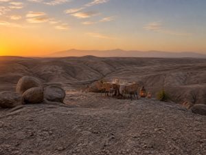 Coucher de soleil sur le paysage minéral du désert d’Agafay