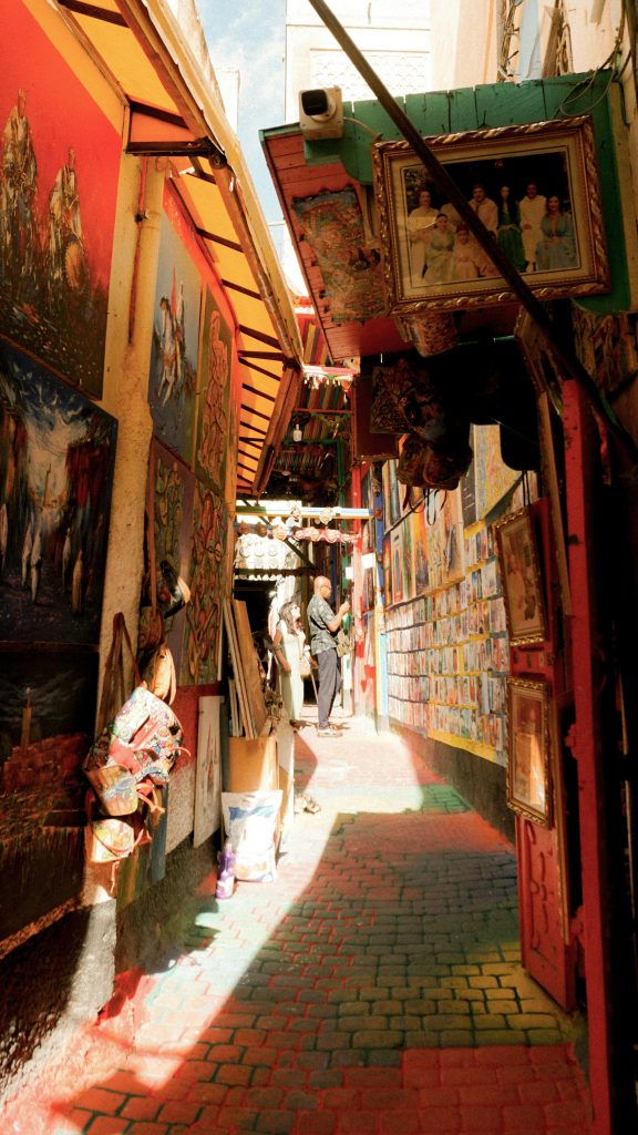 Artisanat à Fès : le guide complet pour découvrir les métiers d’art (cuir, zellige, cuivre, bois) + conseils et adresses (2026)