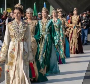 Le Caftan Marocain : Histoire et Évolution d’une Icône de Mode Incontournable