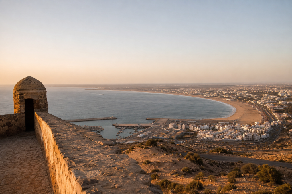 Baie d’Agadir observée depuis les hauteurs d’Agadir Oufella en fin de journée