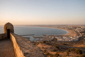 Baie d’Agadir observée depuis les hauteurs d’Agadir Oufella en fin de journée
