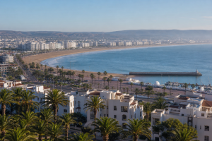 Vue panoramique de la baie d’Agadir, de la promenade et des quartiers proches du littoral