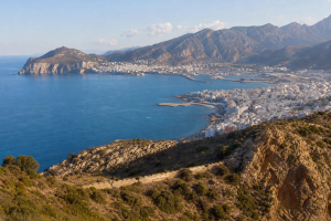 Baie méditerranéenne d’Al Hoceïma entourée des reliefs du Rif