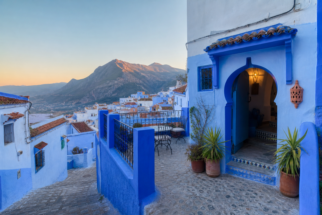 Terrasse bleue de Chefchaouen ouverte sur la médina et les montagnes du Rif