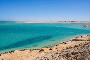Lagune turquoise de Dakhla entre eau et désert atlantique