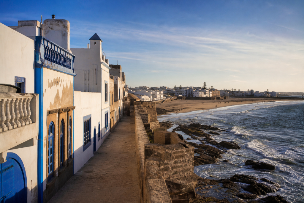 Remparts et maisons blanches d’Essaouira dominant la baie et la plage atlantique