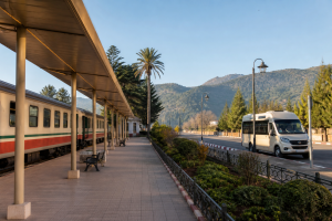 Correspondance entre un train régional et un véhicule routier vers Ifrane et Azrou