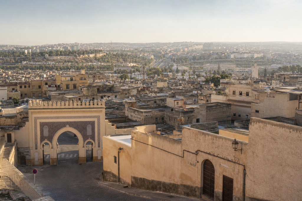 Porte monumentale de Fès dominant les toits de la médina et la ville contemporaine
