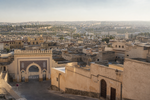 Porte monumentale de Fès dominant les toits de la médina et la ville contemporaine