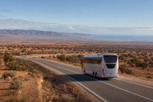 Autocar interurbain sur la route entre les paysages de Marrakech et la côte d’Essaouira