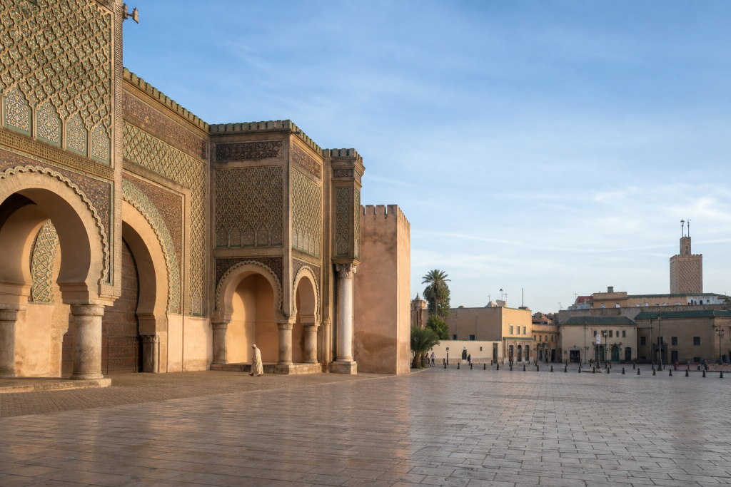 Bab Mansour et place El Hedim à Meknès dans une lumière calme du matin