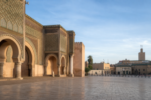 Bab Mansour et place El Hedim à Meknès dans une lumière calme du matin