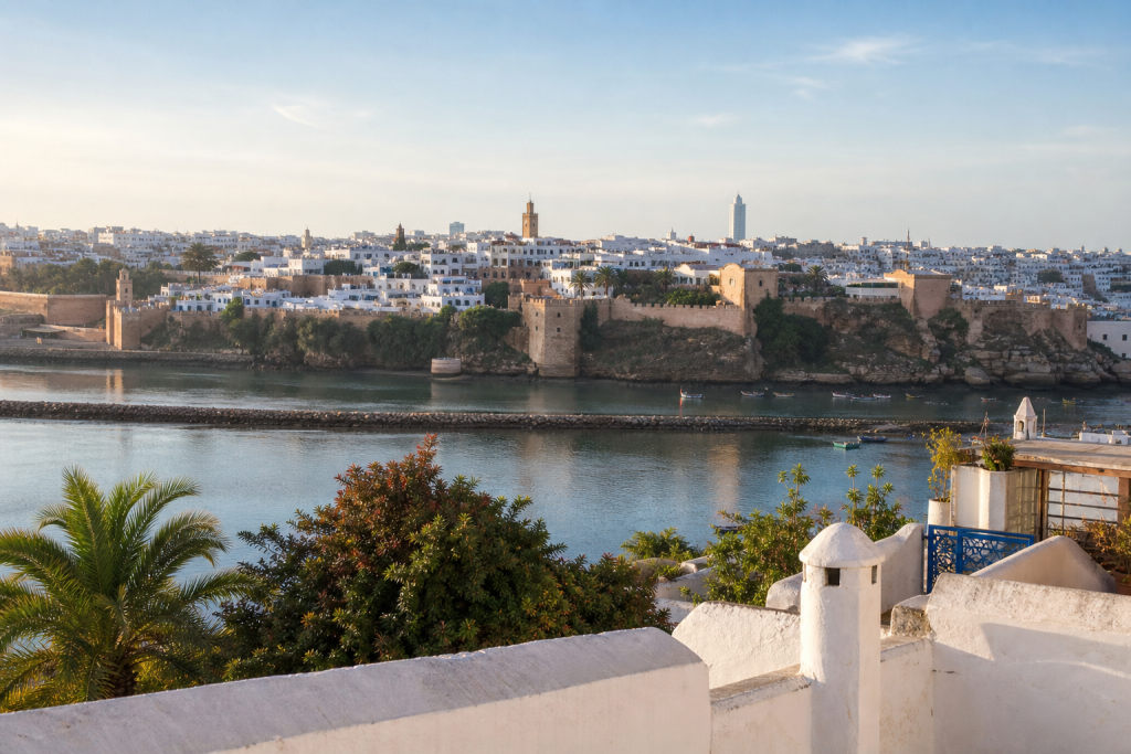 Vue de Rabat et de la Kasbah des Oudayas depuis les rives du Bouregreg