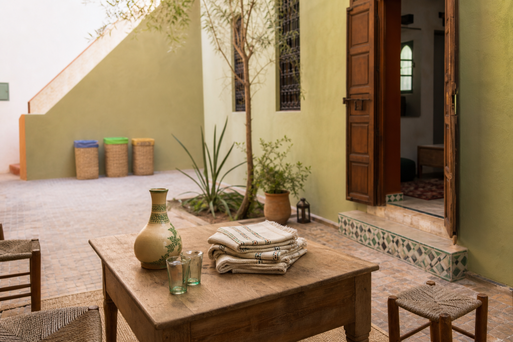 Voyageuse remplissant une gourde dans une maison d’hôtes marocaine aux équipements réutilisables