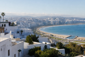 Maisons blanches de Tanger dominant la baie, la corniche et la ville contemporaine