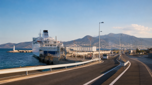 Ferry sans marque à Tanger Med avec route de sortie et reliefs du nord du Maroc