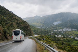 Autocar sur une route du Rif entre Tanger, Tétouan et Chefchaouen après la pluie