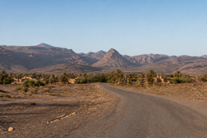 Route dans un paysage présaharien évoquant les environs de Foum Zguid, illustration générée par MOP