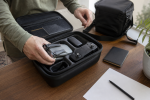 Drone compact rangé dans une valise de voyage avec documents de contrôle, illustration originale MOP