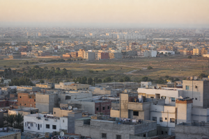 Vue documentaire de quartiers urbains marocains en transition vers des espaces périurbains, illustration originale MOP