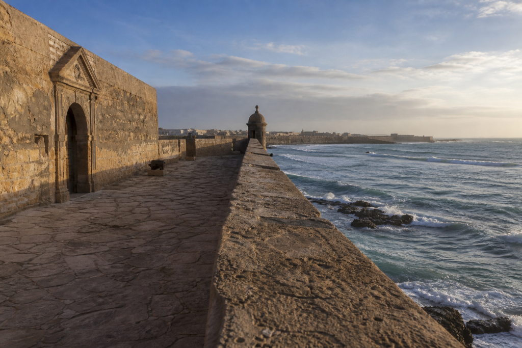 Remparts historiques d’El Jadida dominant les vagues de l’Atlantique