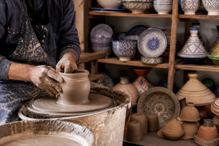 Artisan de Safi façonnant un vase en argile dans un atelier de céramique