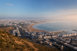 Baie et front de mer dʼAgadir vus depuis les hauteurs