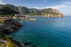 Baie méditerranéenne et reliefs du Rif près dʼAl Hoceïma