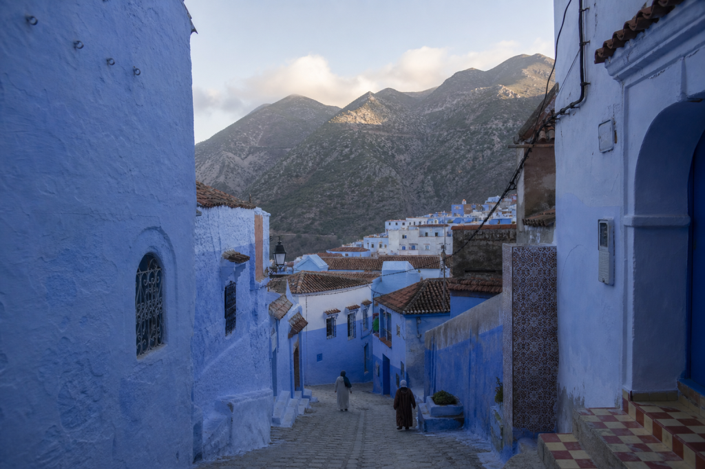 Ruelle bleue de Chefchaouen ouverte sur les montagnes du Rif
