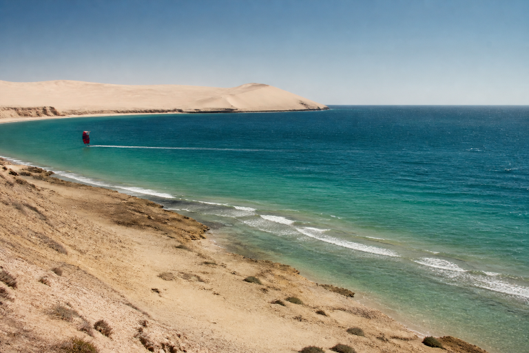 Lagune turquoise de Dakhla entre océan et désert