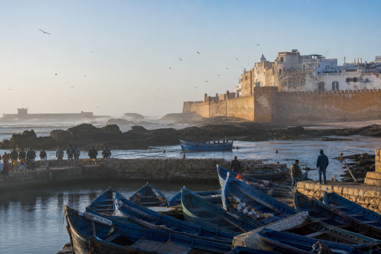 Remparts et bateaux du port dʼEssaouira dans la lumière atlantique