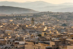 Toits et minarets de Fès el-Bali dans la lumière du matin