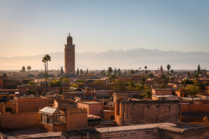 Médina de Marrakech, Koutoubia et Atlas au lever du jour
