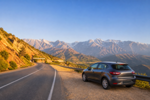 Voiture stationnée en sécurité au bord d’une route des montagnes marocaines