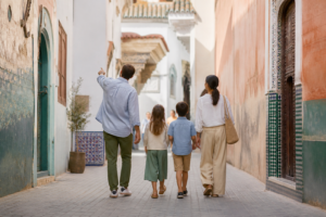 Famille avec deux enfants découvrant ensemble une médina marocaine lumineuse