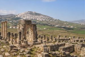 Vestiges romains de Volubilis au premier plan et collines de Moulay Idriss Zerhoun au loin