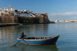 Barque sur le Bouregreg devant la Kasbah des Oudayas à Rabat