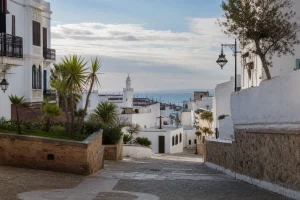 Ruelle blanche de Tanger descendant vers le port et le détroit